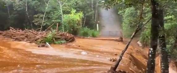 Rio de lama inunda Macacos, na Grande BH - Reprodução/WhatsApp