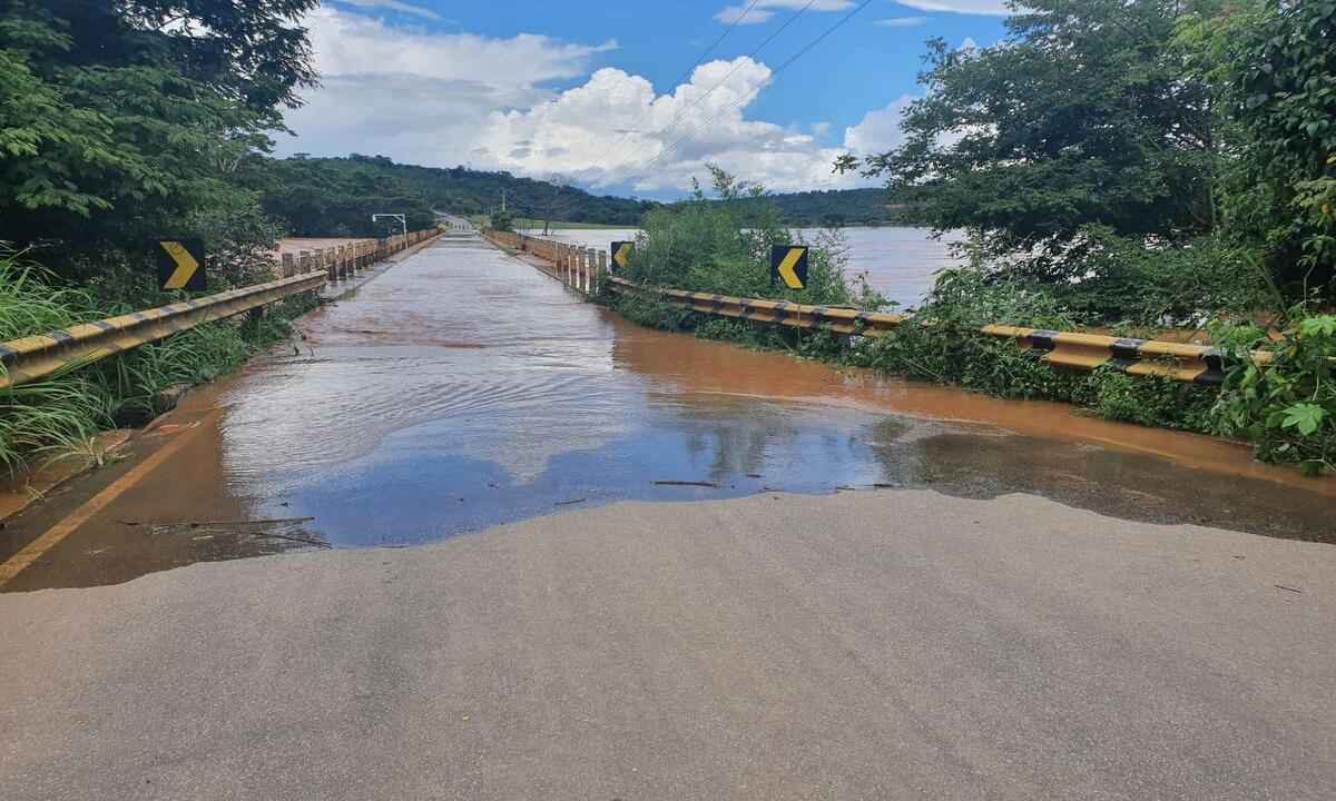 Rio das Velhas sobe e Jequitibá interdita principal ponte da cidade - Divulgação/ Defesa Civil de Jequitibá