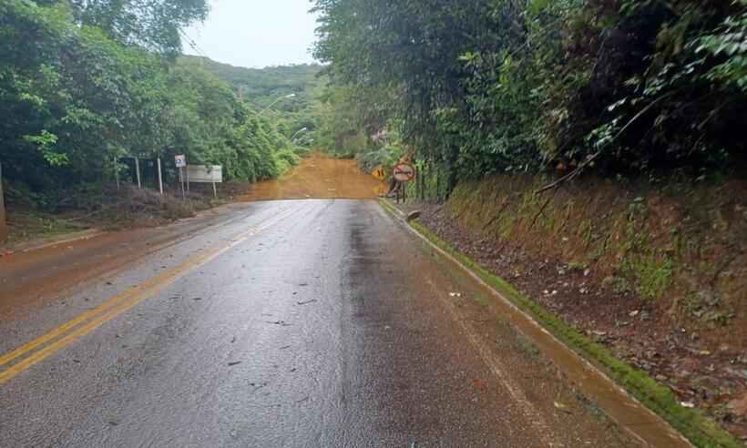 Macacos tem pessoas e locais isolados, rio de lama e falta de luz e água - Sidney Lopes/EM/D.A Press
