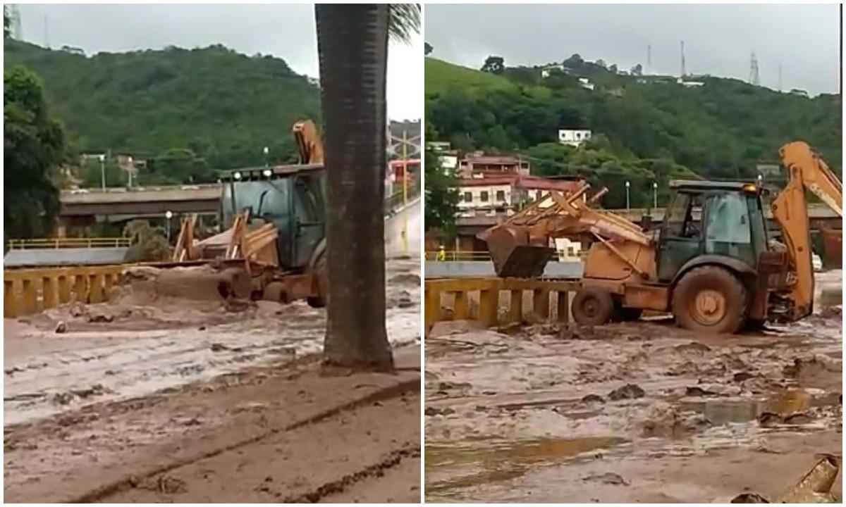 Trator retira lama de rua de Sabará e joga em rio - Reprodução/Redes sociais