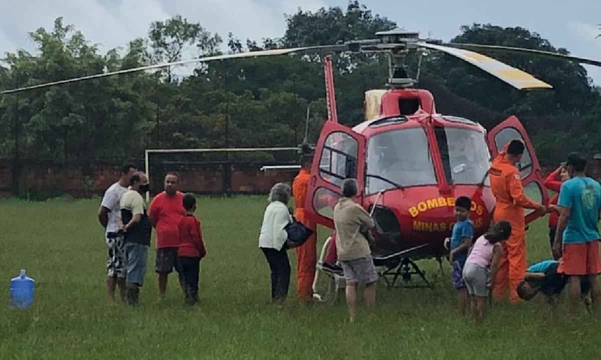 Bombeiros resgatam famílias ilhadas e distribuem alimentos e remédios - Corpo de Bombeiros/Divulgação