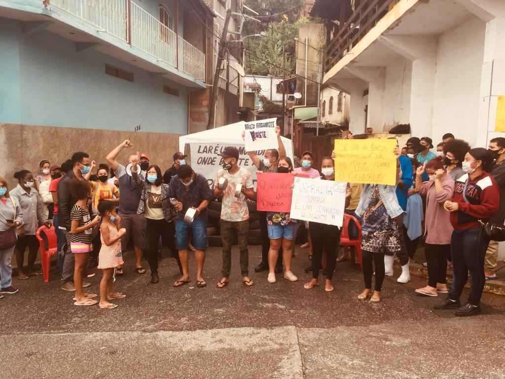 Moradores protestam contra despejo: 'Ninguém sai daqui' - Edésio Ferreir/EM/D.A.Pres