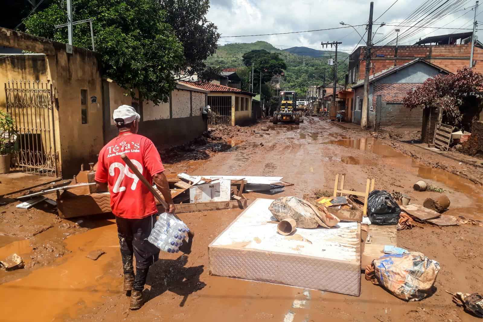 Após chuva, moradores de Nova Lima enfrentam lama e lixo nas ruas - Leandro Couri/EM/D.A. Press