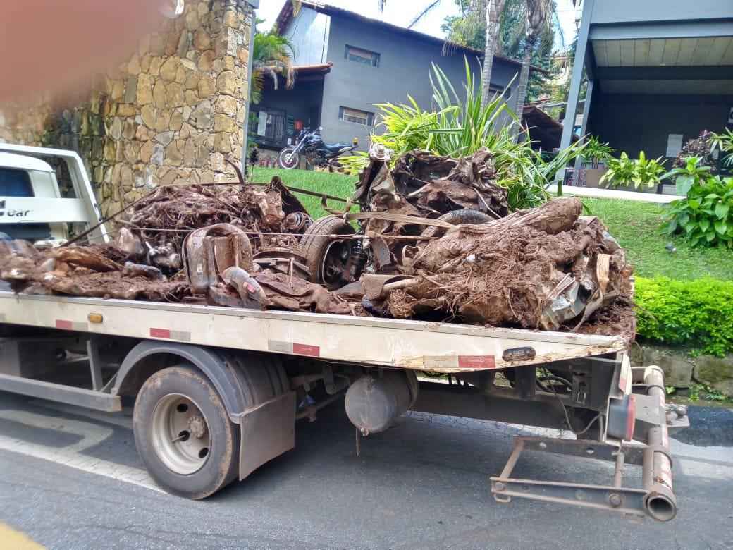 Ferragens do carro de família soterrada em MG são retiradas de condomínio - Divulgação