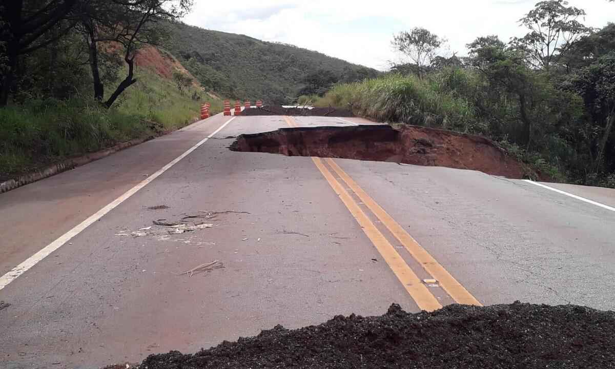BH-Ouro Preto: crateras no asfalto interditam dois sentidos da BR-356 - Jair Amaral/EM/D.A Press