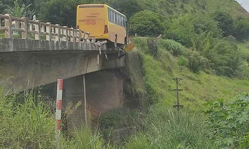 Por pouco: ônibus bate e fica pendurado em ponte na Região Central de Minas - Reprodução/Whatsapp