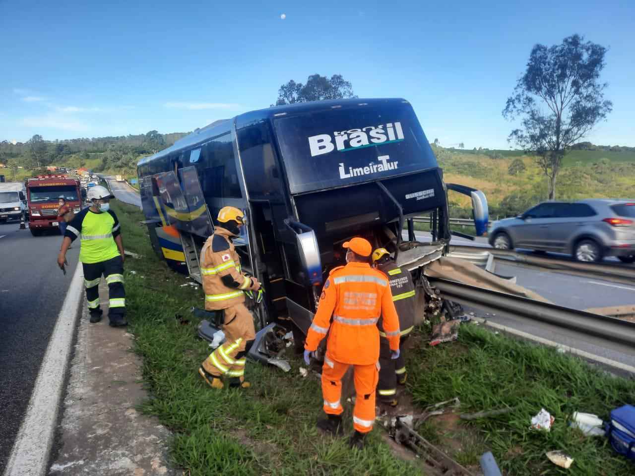 Acidente com ônibus de viagem deixa um morto na BR-381, em Minas Gerais - Bombeiros MG