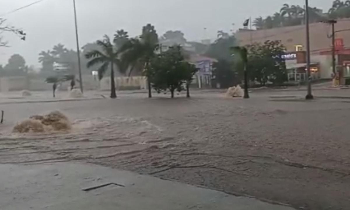 Chuva alaga principal via de Uberlândia, arrasta veículos e inunda hospital - Reprodução/Redes sociais