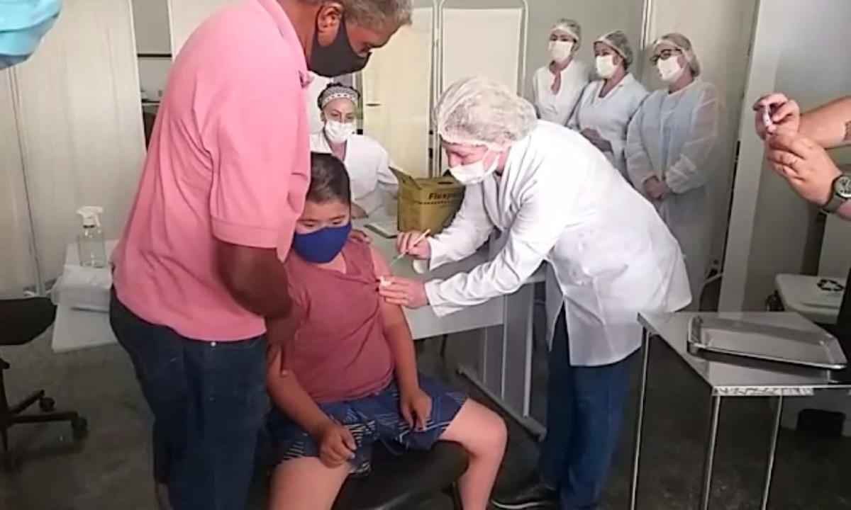Garoto de 11 anos com Down é a 1ª criança vacinada contra COVID em Varginha - TV Alterosa Sul de Minas