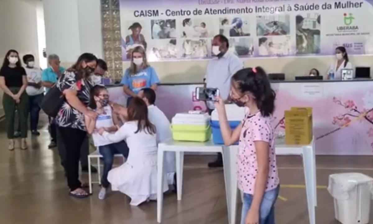 'Queremos o melhor para nossos filhos', diz mãe da 1ª imunizada em Uberaba - Boca no Trombone/Divulgação