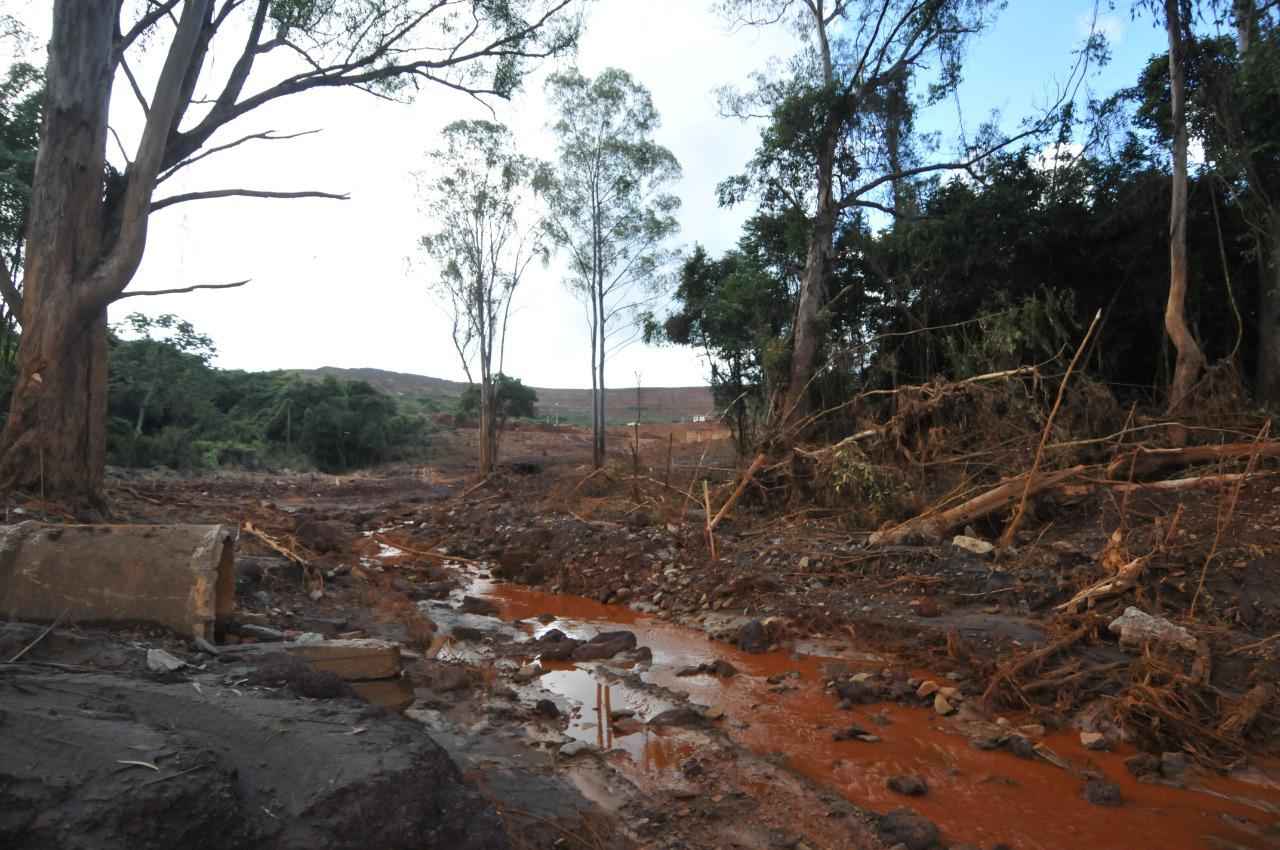 Após acidente, dique da Vallourec permanece com marcas do deslizamento - Tulio Santos/EM/D.A Press