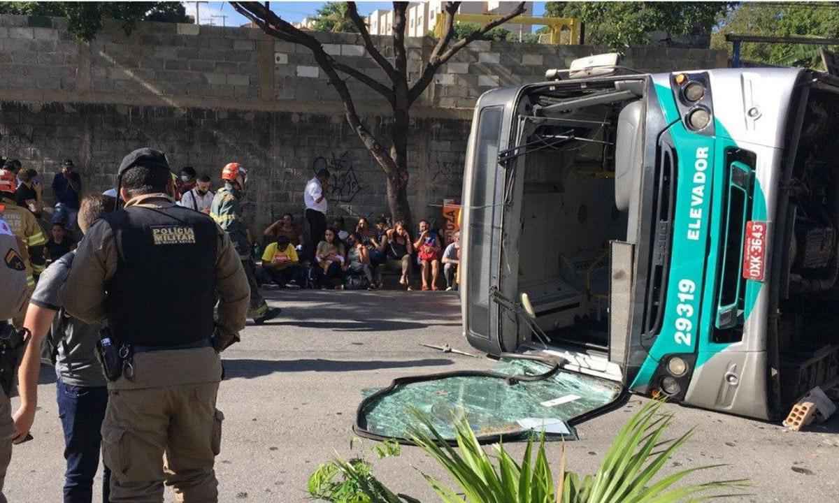 Eixo se solta e ônibus tomba na Avenida Vilarinho e fere passageiros - Corpo de Bombeiros/Divulgação