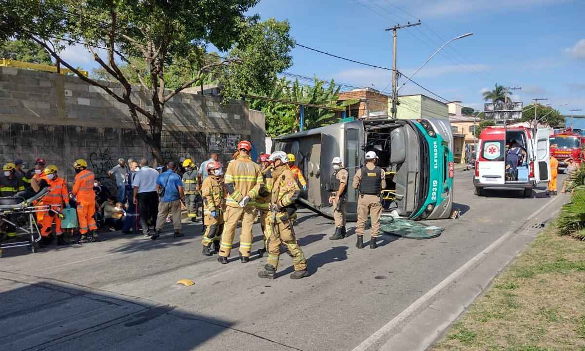 Ônibus que tombou tinha mais de 90 passageiros: 29 ficaram feridos - Edesio Costa/EM/D.A Press