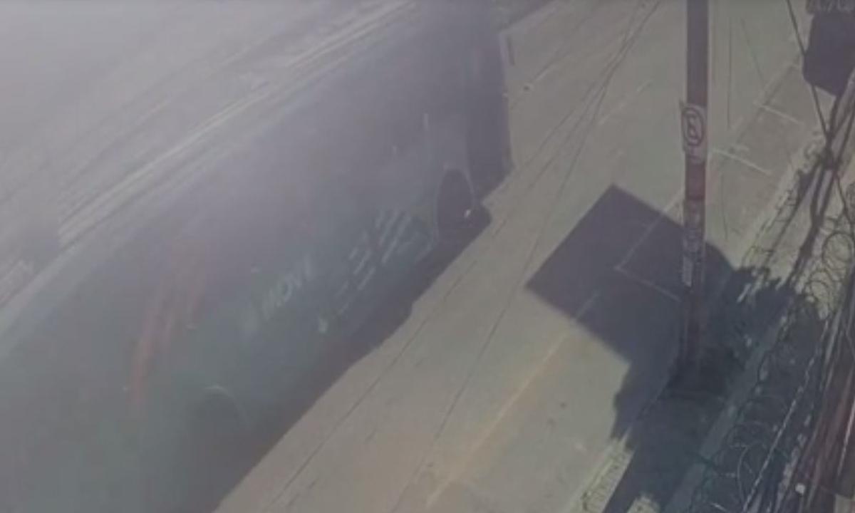 Vídeo flagra ônibus balançando antes de tombar na Avenida Vilarinho, em BH - Reprodução/Circuito de segurança
