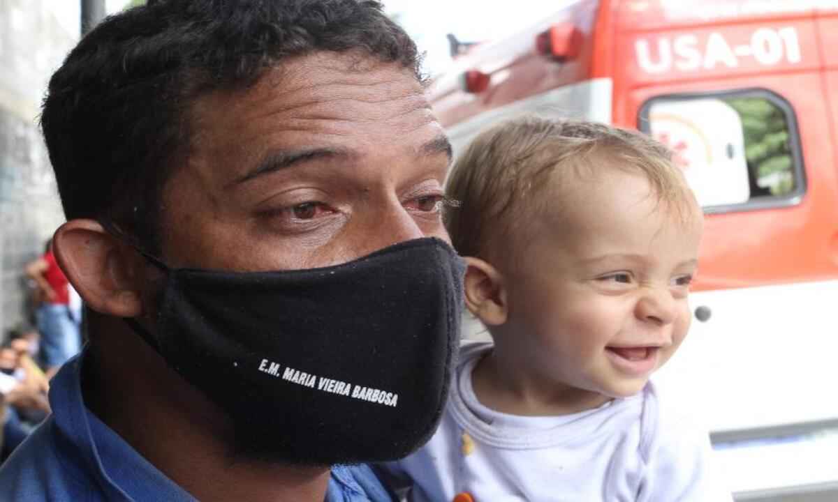 Vilarinho: após o susto, bebê sorria ao ser resgatado pelo teto do ônibus - Edesio Ferreira/EM/D.A Press