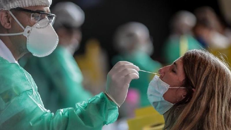 Teste de COVID: por que está tão difícil conseguir testagem no Brasil? - Reuters