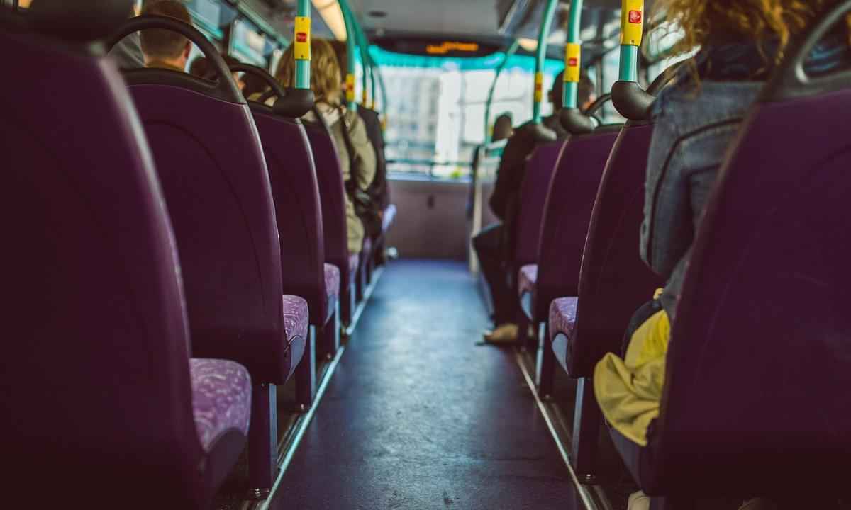 Homem comete crime sexual contra menina de 8 anos e 3 mulheres em ônibus - Imagem ilustrativa - StockSnap/Pixabay