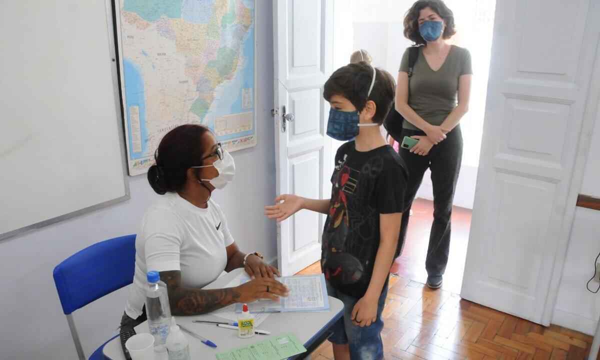 'Quero conhecer meus amigos presencialmente', diz menino vacinado em BH - Juarez Rodrigues/EM/D.A Press