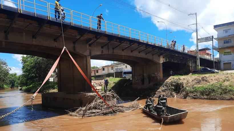 Duas toneladas de galhos e troncos são retirados do Rio Sapucaí, em Itajubá - Prefeitura de Itajubá/Divulgação