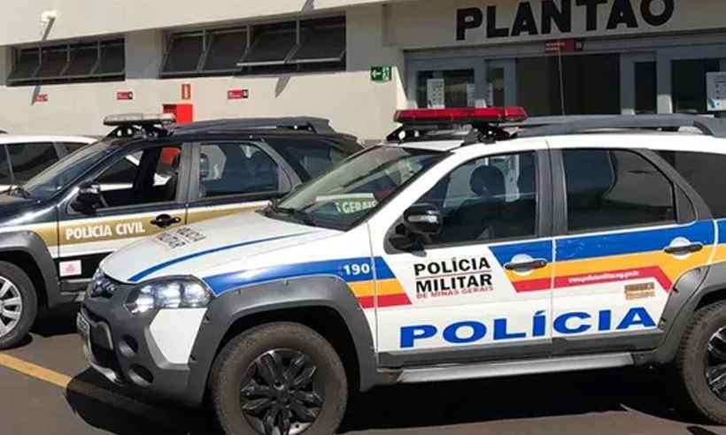 Na porta de delegacia viaturas da PM e da Polícia Civil -  (crédito: PMMG/Divulgação)