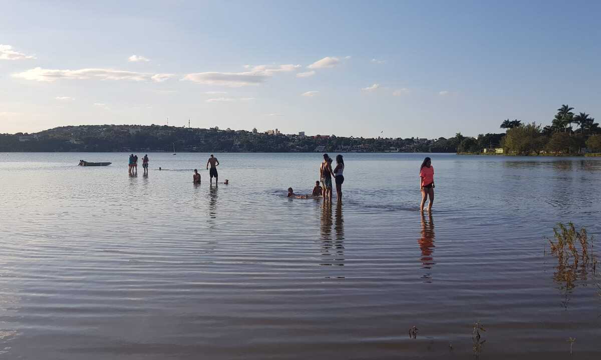 'Andando sobre as águas': moradores de Lagoa Santa se refrescam no domingão - Carlos Altman/EM/D.A.Press