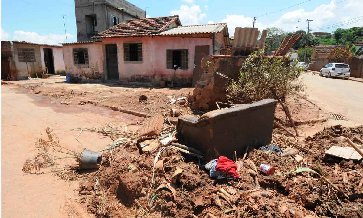 Dias após chuvas em Minas, atingidos ainda sofrem com estragos e lama - Juarez Rodrigues/EM/D.A Press