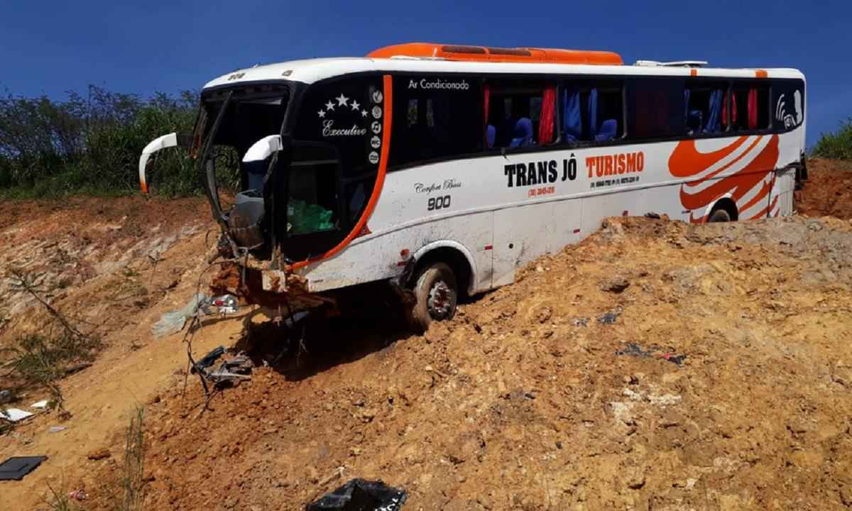 Ônibus com 36 pessoas sai da pista e bate em barranco no interior de Minas - Divulgação/PMR