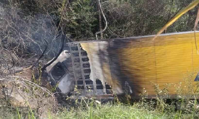 Motorista dos Correios morre carbonizado após bater caminhão em barranco - CBMMG/Divulgação