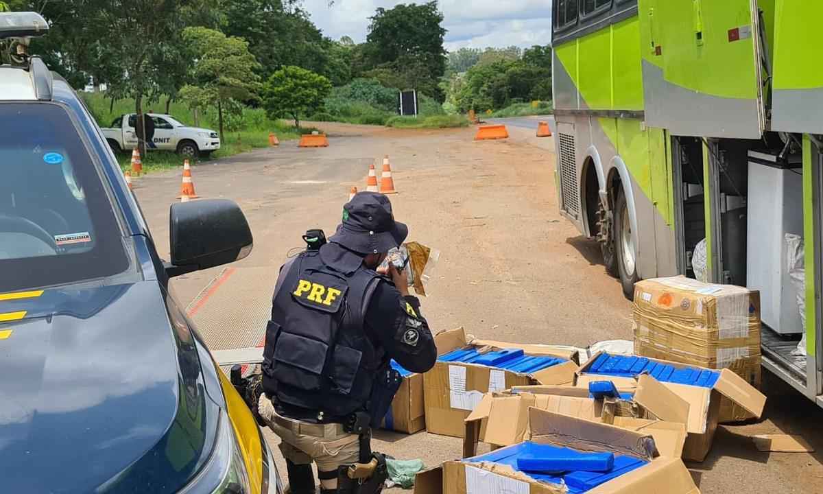 Homem é preso com 250 kg de maconha, haxixe e cocaína em ônibus - Divulgação/PRF