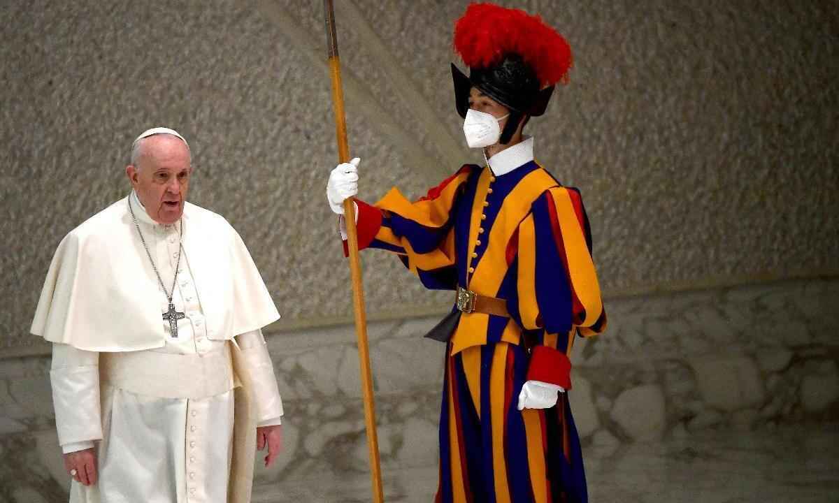 Papa Francisco pede paz para a Ucrânia: 'Por favor, nunca mais guerra!' - Filippo MONTEFORTE / AFP