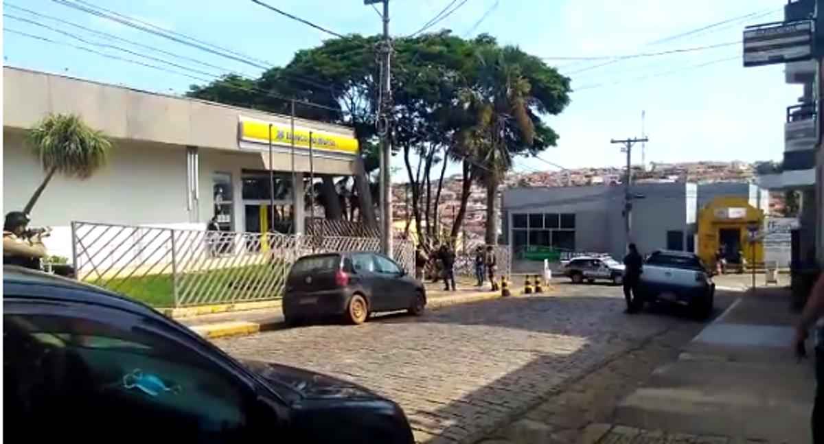 Vídeo: funcionários e tesoureira de banco são feitos reféns em Minas  - Portal Onda Sul/divulgação
