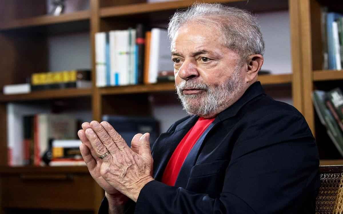 Lula tem vantagem e passa a ser o único candidato capaz de vencer Bolsonaro - NELSON ALMEIDA/AFP
