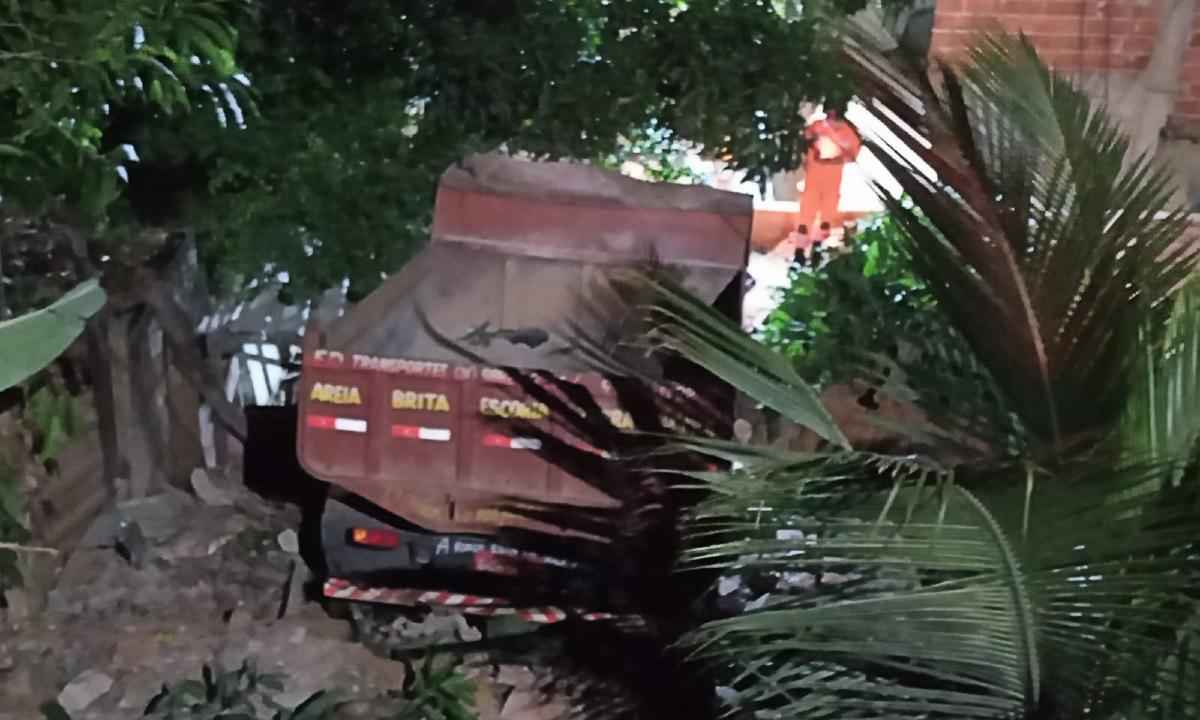 Caminhão perde o controle e invade terreno de casa - Corpo de Bombeiros/Divulgação