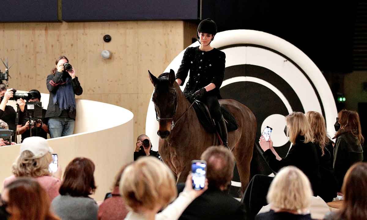 A aristocrata Charlotte Casiraghi no desfile de alta-costura da Chanel - GEOFFROY VAN DER HASSELT / AFP
