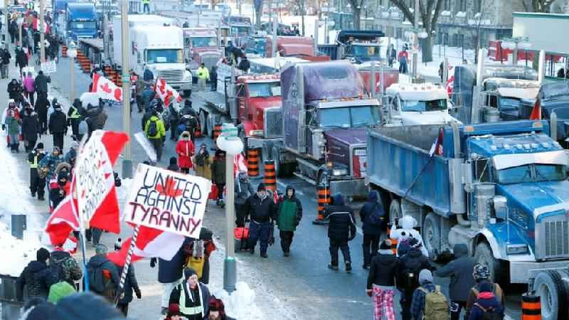 'Comboio da Liberdade': Caminhoneiros causam caos em Ottawa após 2° dia de protestos contra o passaporte de vacina - Reuters