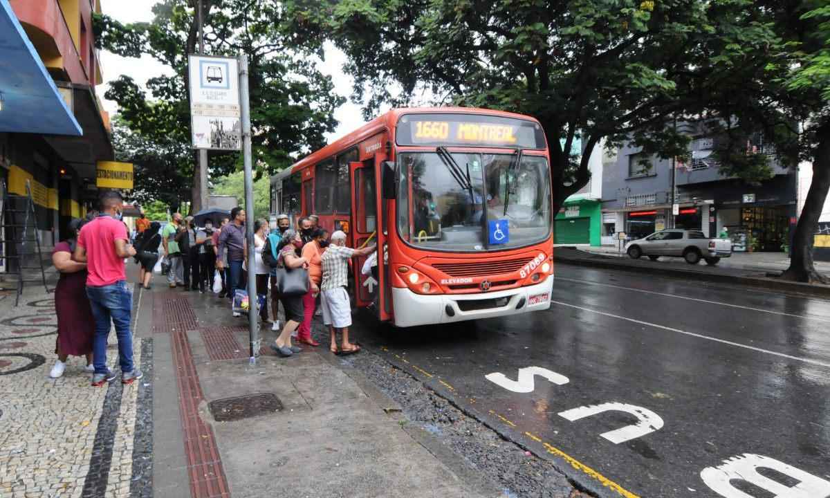 Usuários reclamam do reajuste das passagens dos ônibus metropolitanos  - Juarez Rodrigues/EM/D.A