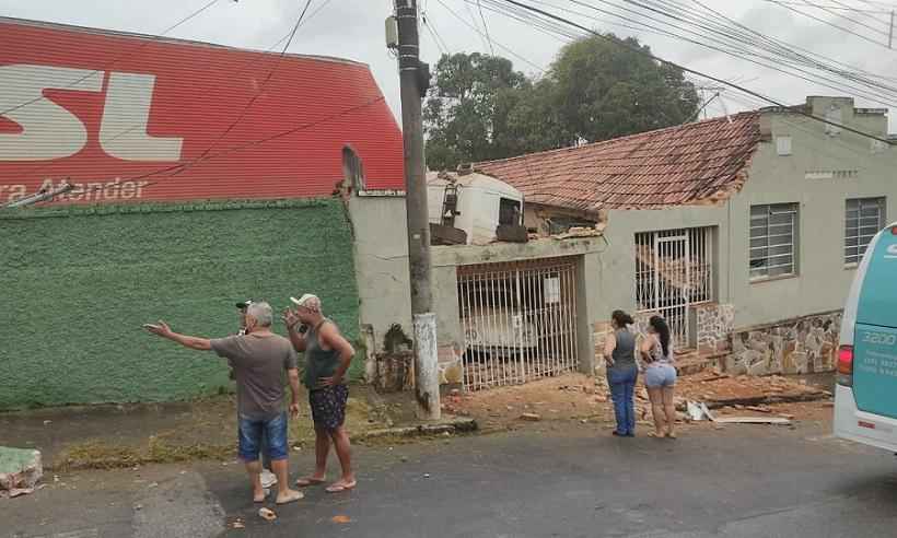 Caminhão sem freio invade tradicional clube e destrói casa em Santa Luzia  - CBMMG