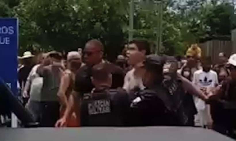 Homem é preso após tentar jogar ovo em Bolsonaro; veja vídeo - Reprodução 