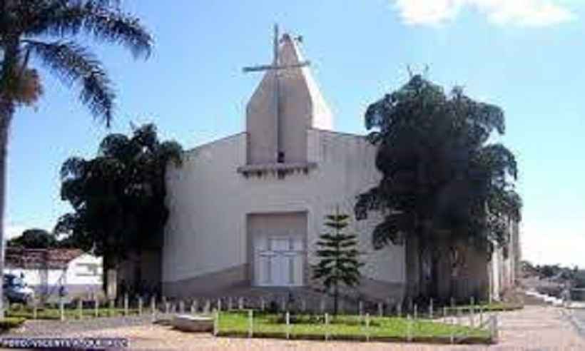 Casal ousado rende padre e rouba igreja de Presidente Olegário - Youtube.com/Reprodução 