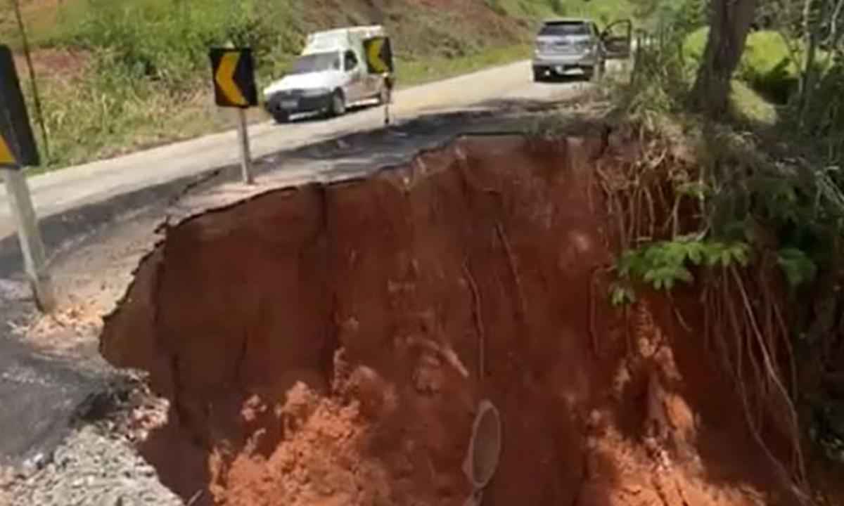 Erosão ameaça trecho da LMG-820 entre São Domingos do Prata e Dionísio - Reprodução Redes Sociais
