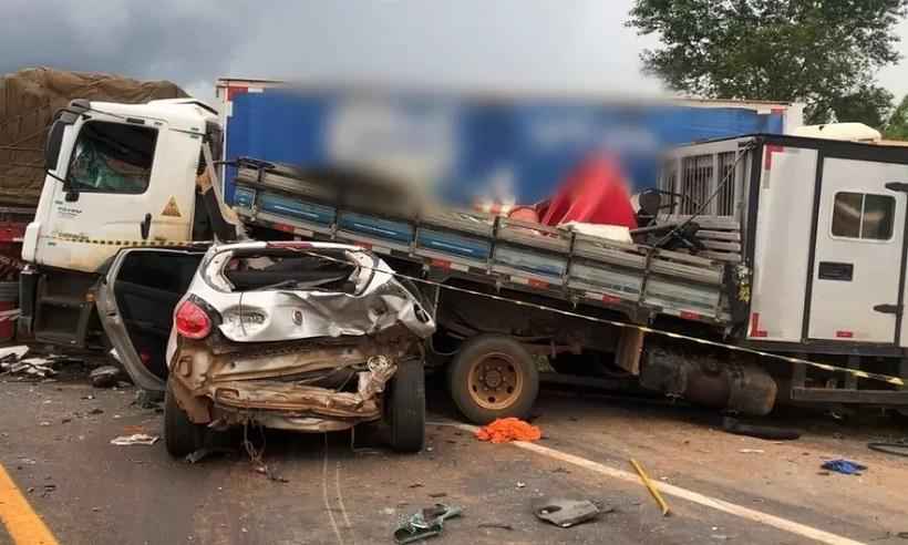 Mulher morre em acidente entre carreta, três caminhões e dois carros - Redes sociais