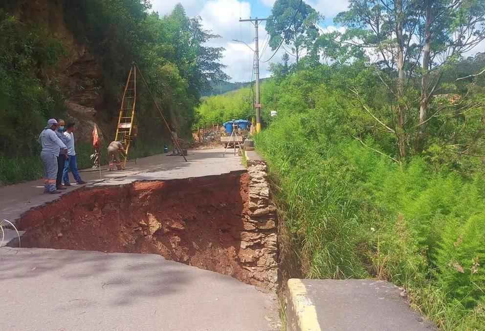 Homem morre após cair de cratera aberta em via interditada de Ouro Preto - Divulgação/prefeitura de Ouro Preto