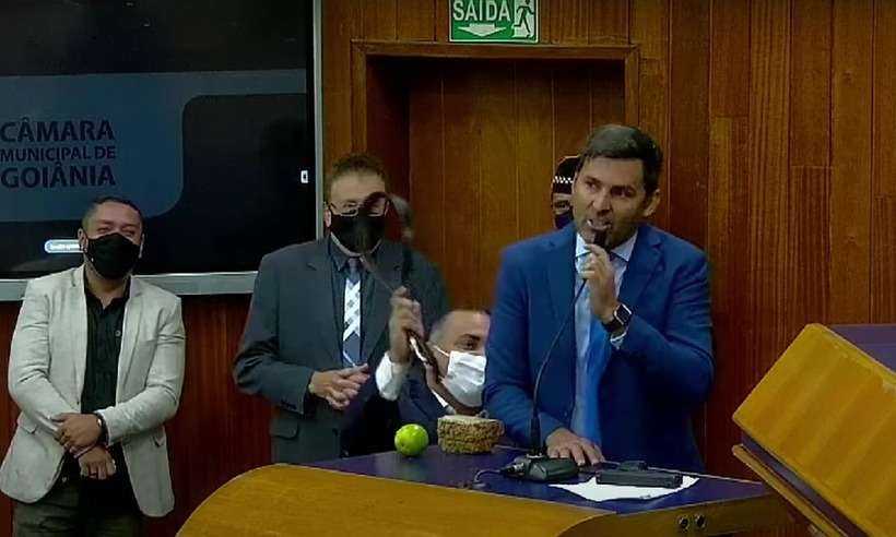 Vereador exibe arma e pede para apanhar com cinto; veja vídeo  - Reprodução/redes sociais