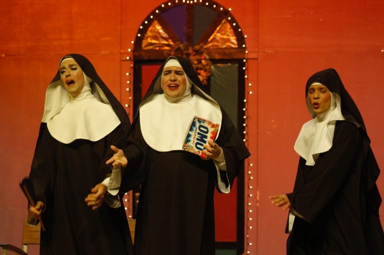 Impasse sobre exigência da vacina paralisa Campanha de Popularização - Leo Coessens 