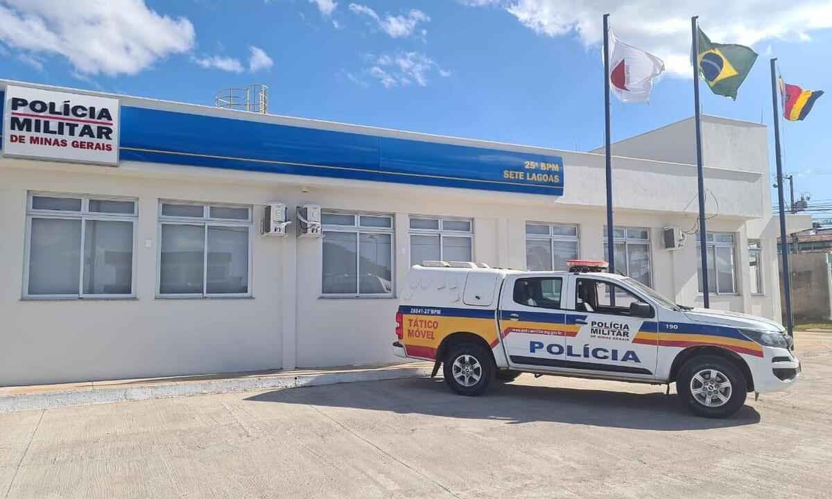 Menino de 9 anos encontrado em carro abandonado com sinais de embriaguez - PMMG/DIvulgação