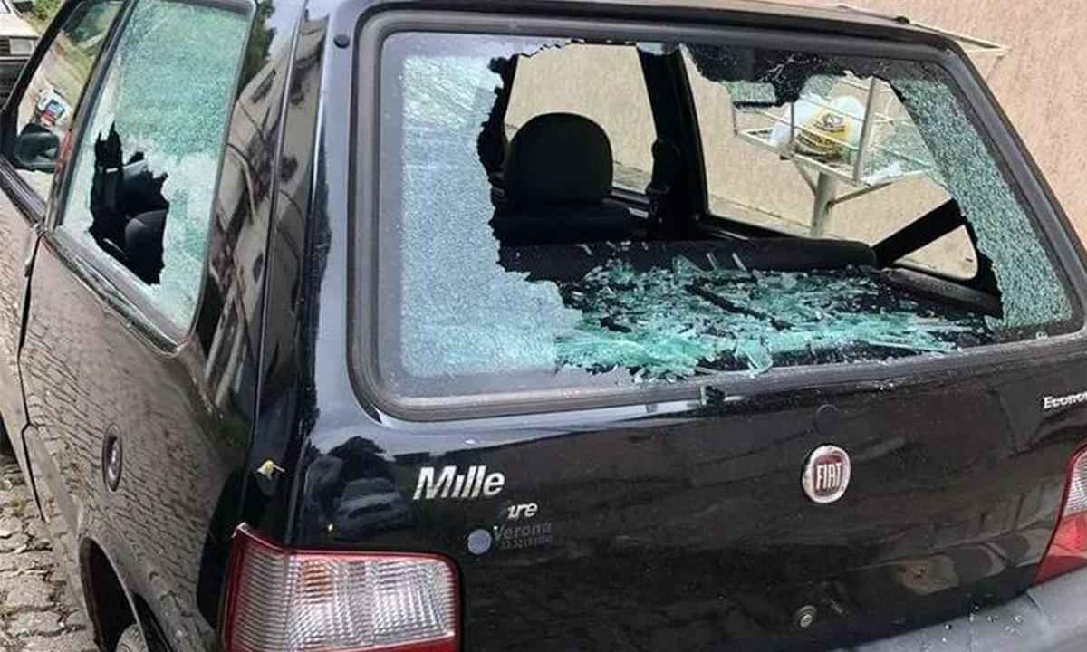 Vídeo: homem tem surto psicótico e quebra 4 carros no Centro de Valadares - Divulgação Polícia Militar