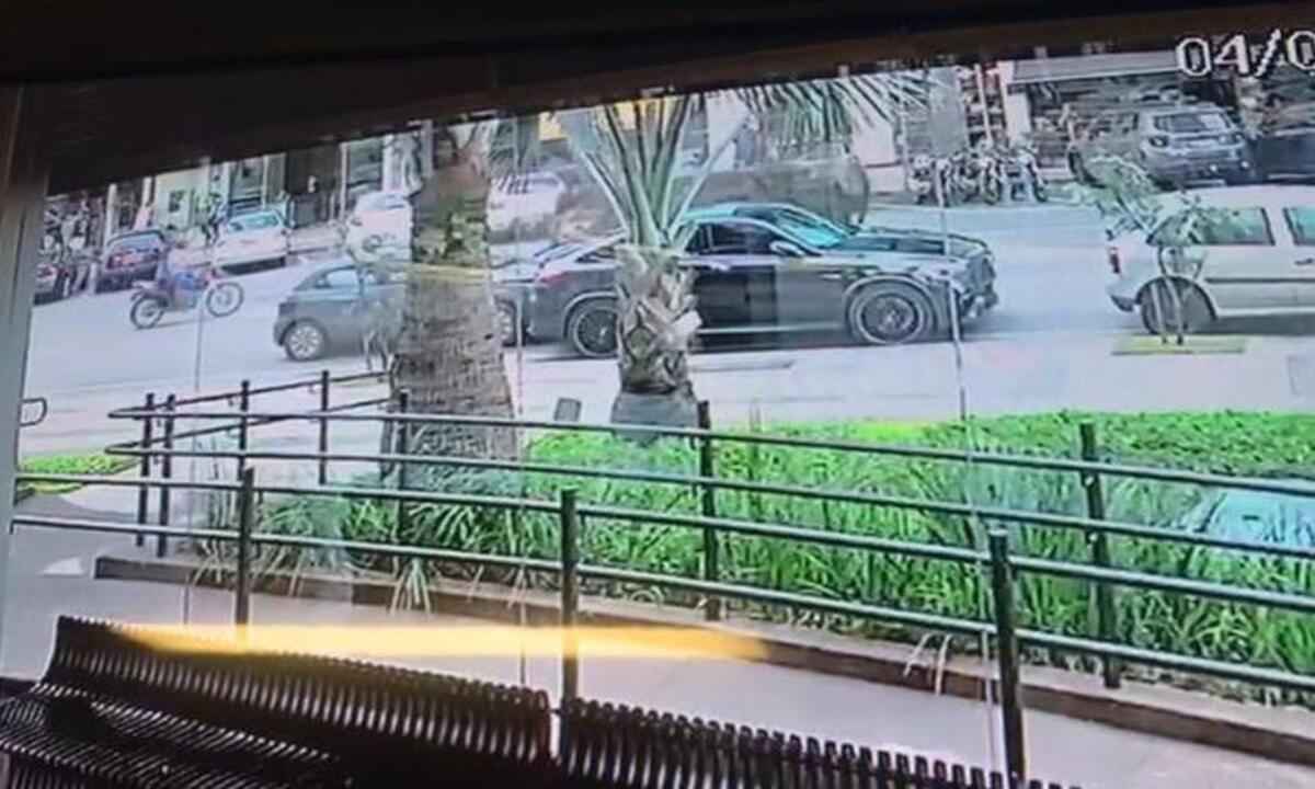 Vídeos: motorista distraído provoca batidas e capota carro no Seis Pistas - Reprodução/WhatsApp
