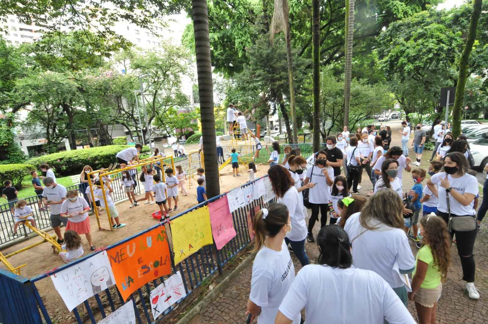 Pais e mães protestam contra adiamento de aulas em BH - Gladyston Rodrigues/EM/DA Press