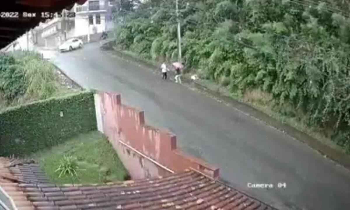 PM prende homem flagrado por câmera de segurança roubando bolsa de mulher - Reprodução/Vídeo