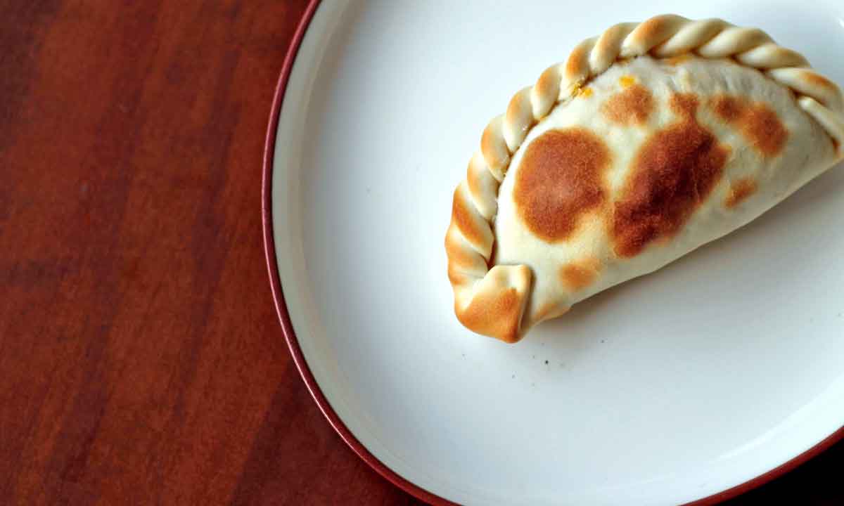 Argentino recheia massa clássica de empanada com sabores locais -  Gastón Almada/Divulgação